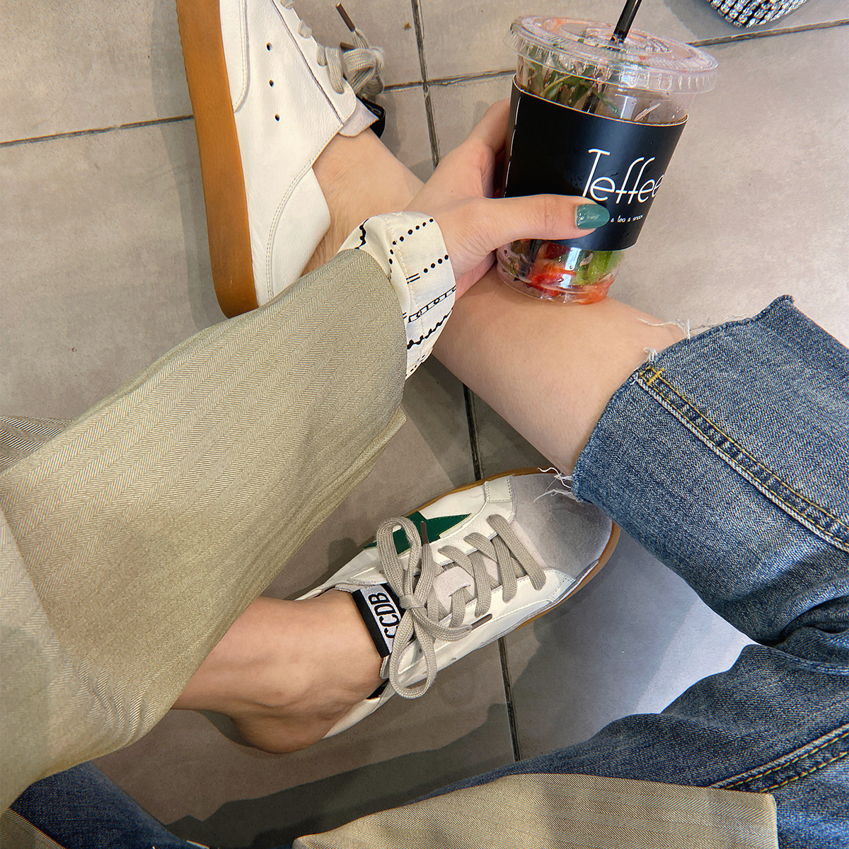 Wonderful couple ins port wind small white shoes female 2021 spring new street net red leather shoes star flat shoes