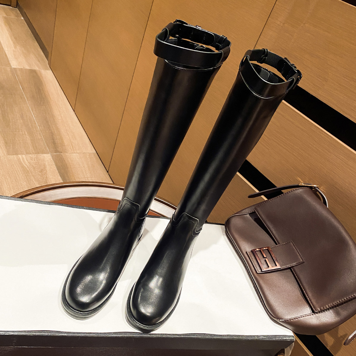 Wonderful couple 2021 autumn and winter new English wind high-barrel riding boots women's low-heel net red thin but knee-length boots