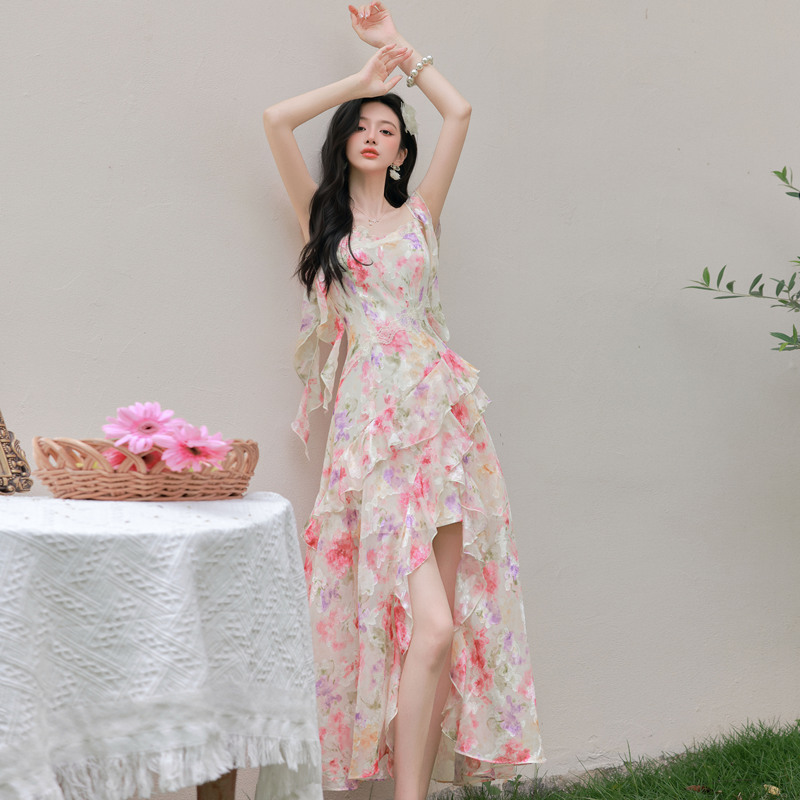 2026 Is the Year of the Most Popular and Stunningly Beautiful Floral Print Strap Dresses, Which Are Unique and Perfect for Seaside Vacations, Offering a High-End Feel
