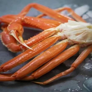 Снежные ноги крабов, сосна -листья крабовые мясные палочки, замороженная вода -морепродукты -Продукция крабовых ног, приготовленные замороженные глубоко