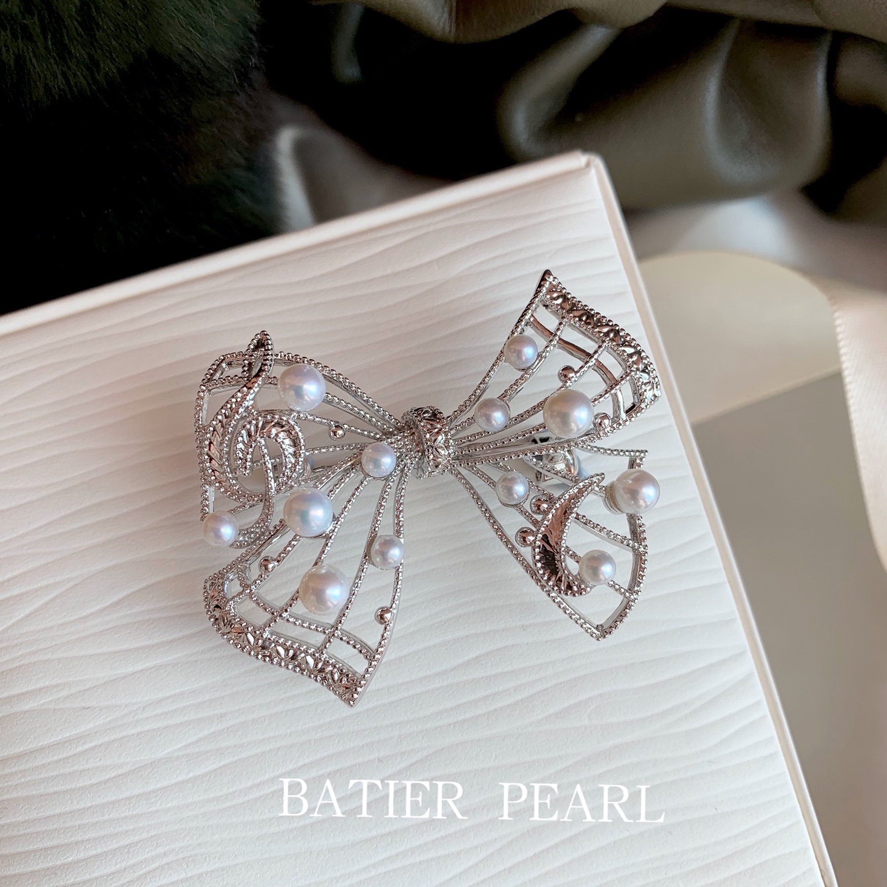 Bajia Jewelry Bow Knot Stave M Family Natural Aurora Perfect Round Freshwater Pearl Brooch