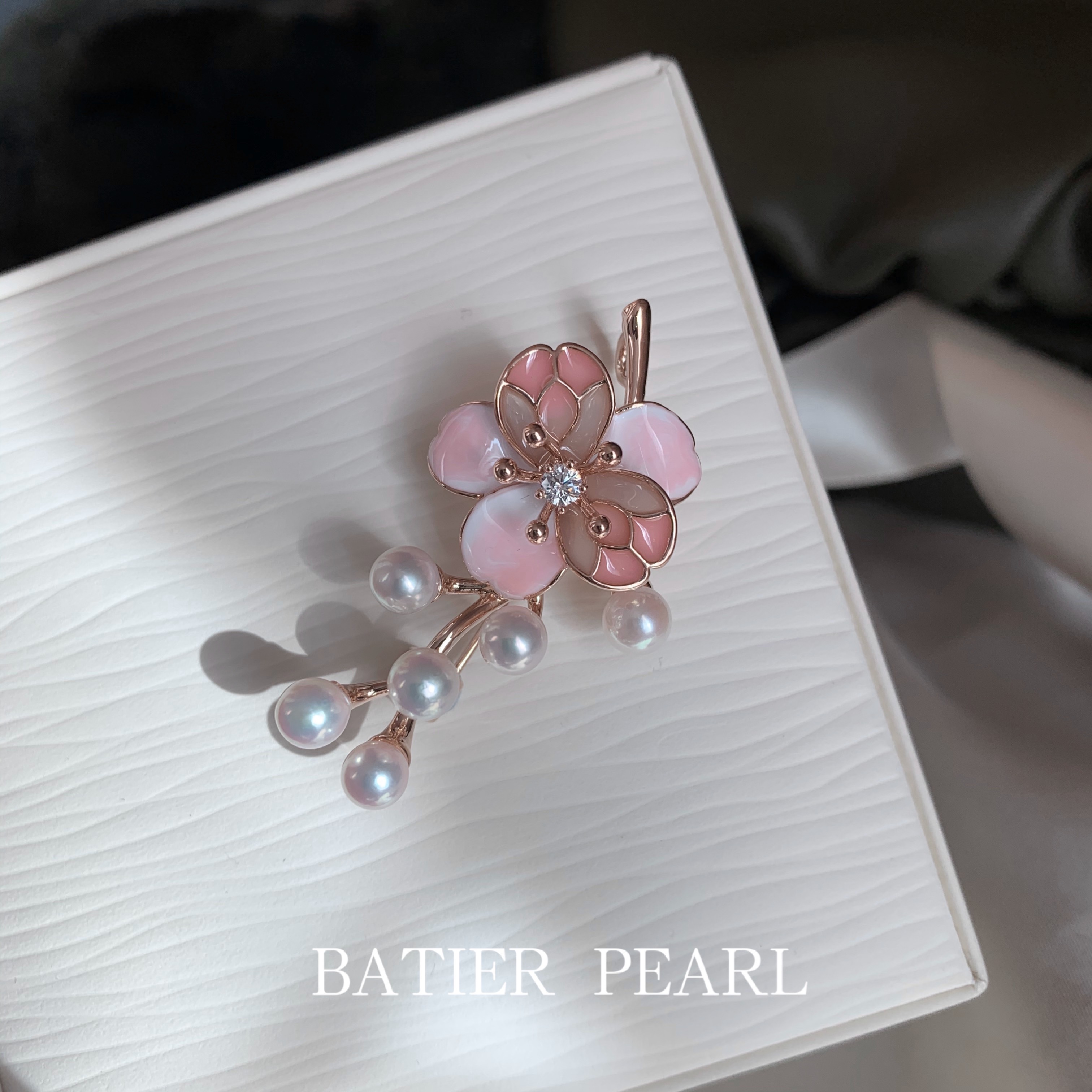 Bajia jewelry Luoying colorful M with the same beautiful Japanese seawater pearl luxury brooch sweater chain