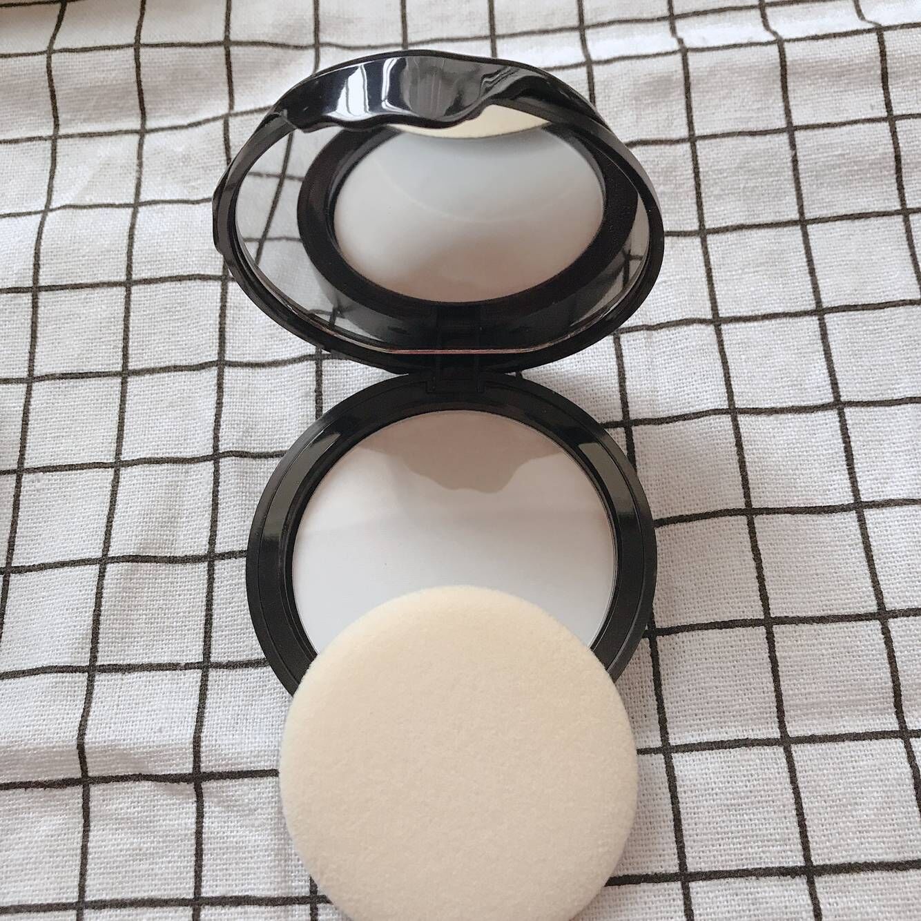 Spot Kat von d / KVD Khóa nó Thay thế Bl Powder Matte Control Oil Powder - Bột nén phấn phủ kiềm dầu innisfree phiên bản mới