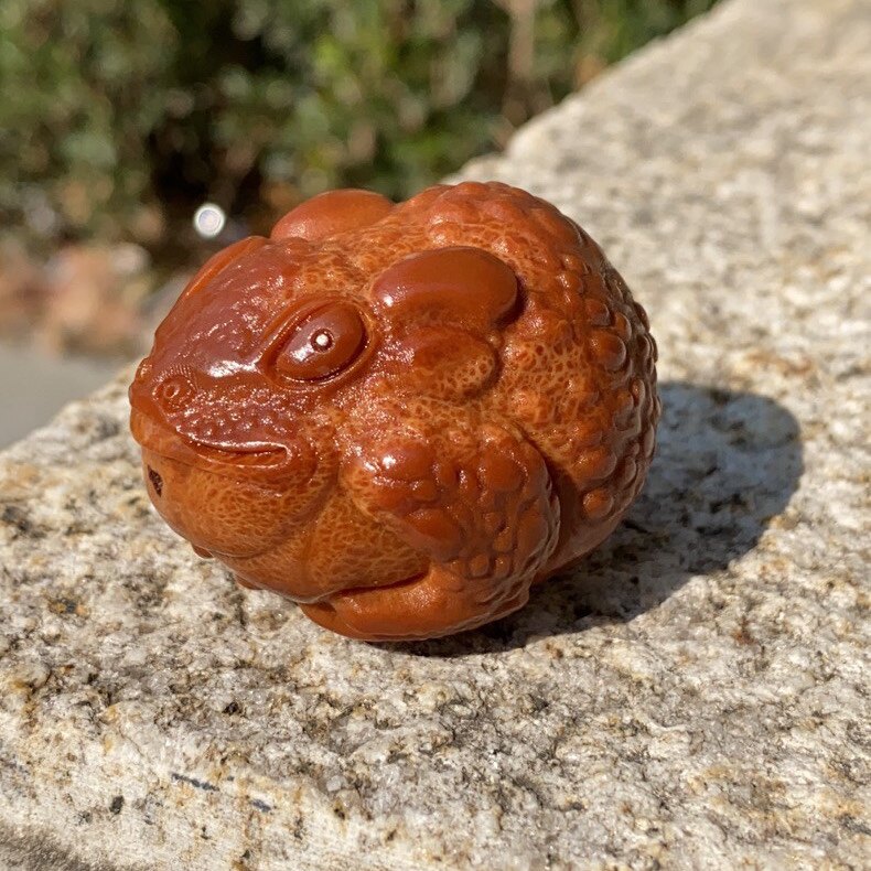 Manual engraving of Indonesian olive nuclear golden toad monocytoreworked nuclear sculpted single seed three-foot golden toad handlebar piece