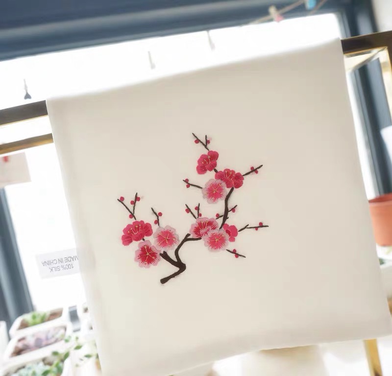 Original true silk Su embroidered handmade embroidery plum China ancient wind Han clothes mulberry silk handmade Panda Suzhou embroidery gift