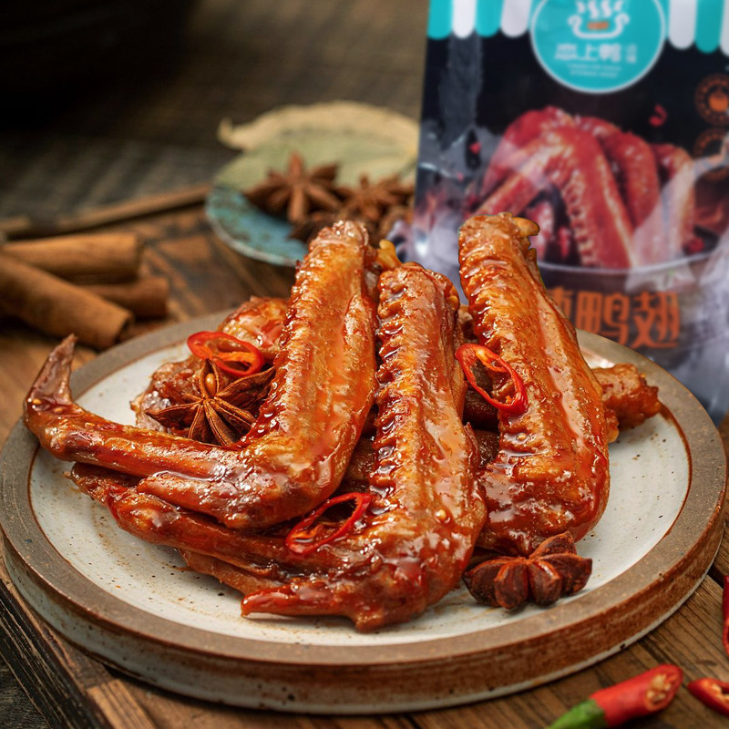 In love with duck marinated shop sweet spicy duck wings 118g packaging spicy cooked food marinated duck wings vacuum pack leisure snacks specialty