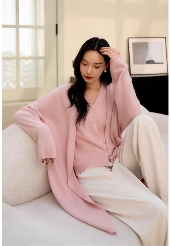 The Three-Piece Set of Italian Craftsmanship Cloud-Like Cashmere Knitwear from Hg's First Love Series Includes a Long/Short Cardigan + Vest The Three-Piece Set of Italian Craftsmanship Cloud-Like Cashmere Knitwear from Hg's First Love Series Includes a Long/Short Cardigan + Vest