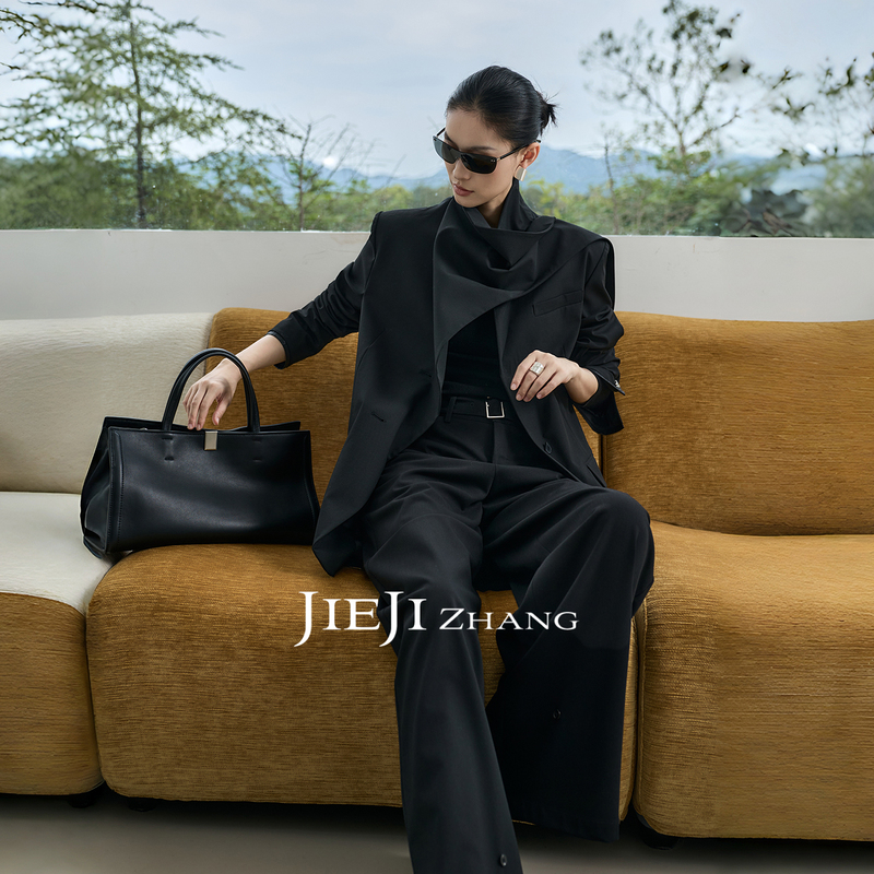 Zhang Qi Jiejizhang [Moyaya] Irregular Black Suit for Women, Autumn High-End Elegant Loose Blazer Jacket