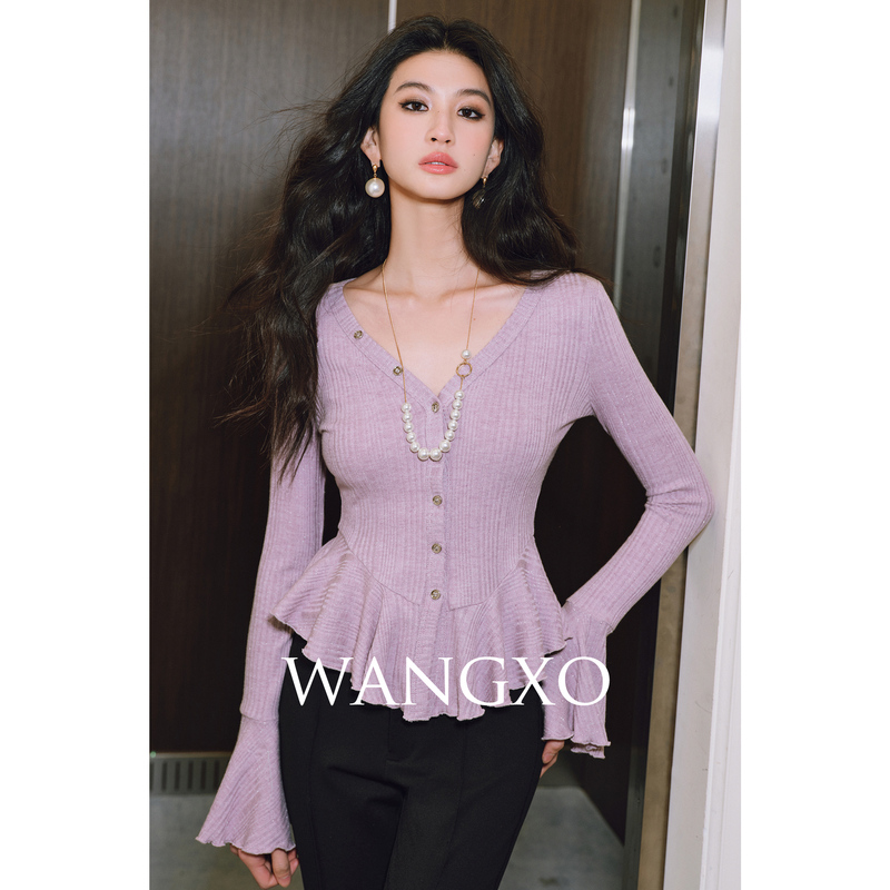 Wangxo|Sparkling Silver Glitter Knit|Metallic Silver Hand-Stitched Round Buckle|V-Neck Waist-Cinching Ruffled Top Wangxo|Sparkling Silver Glitter Knit|Metallic Silver Hand-Stitched Round Buckle|V-Neck Waist-Cinching Ruffled Top