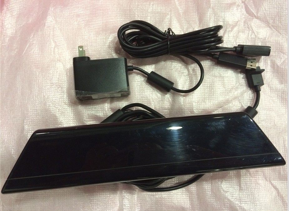 Microsoft original installed XBOX360SILM thick machine PC to develop universal kinect body sensator magnifier to send TV bracket