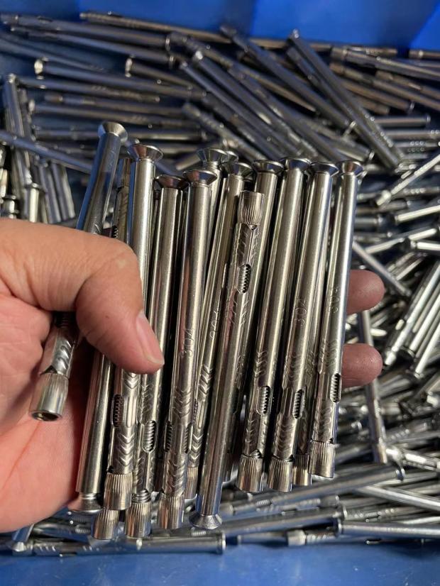 Stainless steel cross - head expansion screw 304 flat head built - in pull bolt internal explosion tube M6