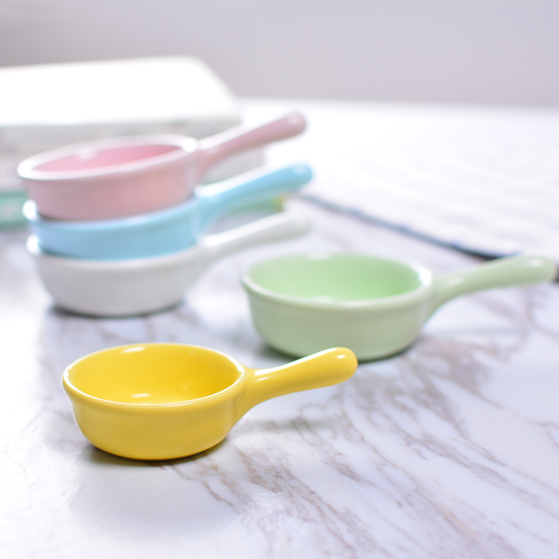 Large ketchup dish Ingredient dish Ceramic dish handle Salad dressing dish Cake jam dish Creative handle flavor dish