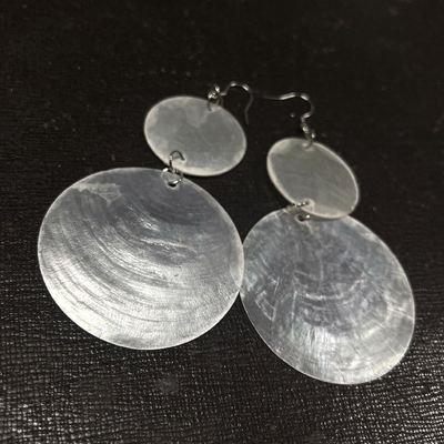 J42P922, a retro and stylish shell ear pendant from both within and outside the industry