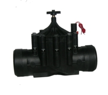 Power-saving low-voltage large-caliber field irrigation control valve controlled by a dry battery solar controller