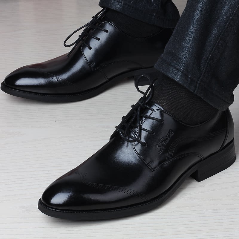 Business Leather Shoes Men Casual Real Leather Cow Leather Inside heightening Breathable Youth Groom Wedding pointed men are holding leather shoes