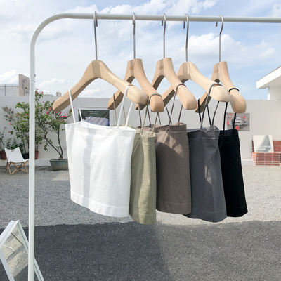 A small halter top for women, paired with a suit as the base layer and a chest pad, is a one-piece strapless bra. Summer outerwear is a hot girl with a beautiful back top