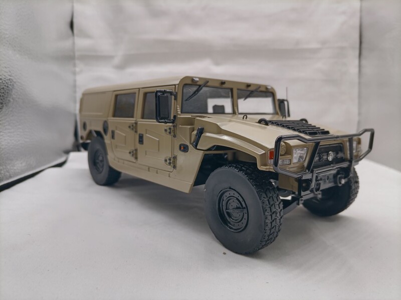 Original Dongfeng Warrior Off-Road Vehicle Military Vehicle Personnel Transport Vehicle Armored Vehicle 1:18 Desert Yellow Car Model