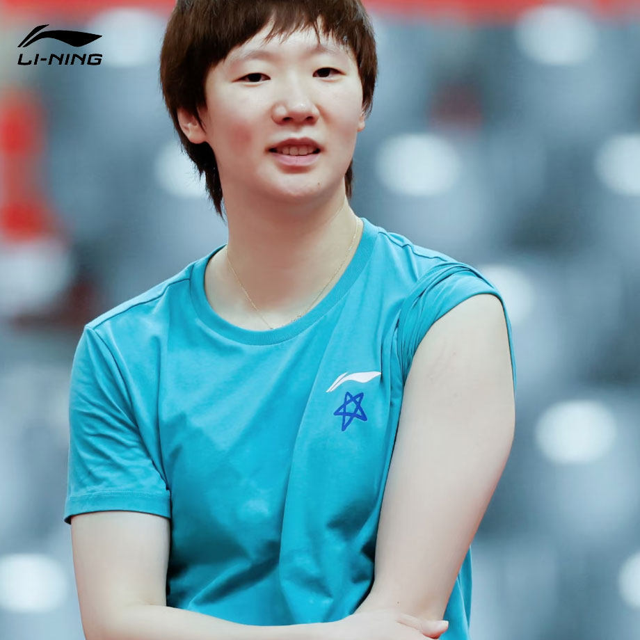 เสื้อเชิ้ตวัฒนธรรมแขนสั้นสไตล์เดียวกับหวังม่านยวี่และหวังชูฉิน ทีมชาติของ Li-Ning รุ่นใหม่ฤดูร้อนปี 2026 เสื้อยืดเทเบิลเทนนิสรุ่นใหม่ ระบายอากาศดี