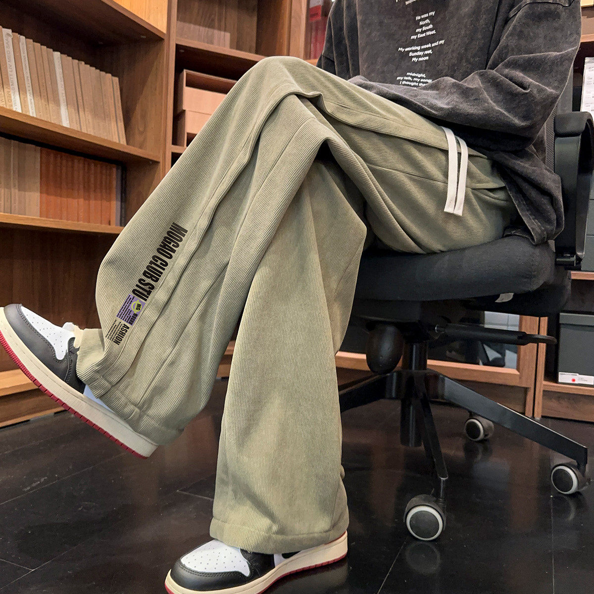 Mogoは、ゆったりとしたフィット感、ストレートレッグ、ワイドレッグデザインが特徴の、ティーンエイジャー向けのトレンディでスタイリッシュなメンズカジュアルパンツです。