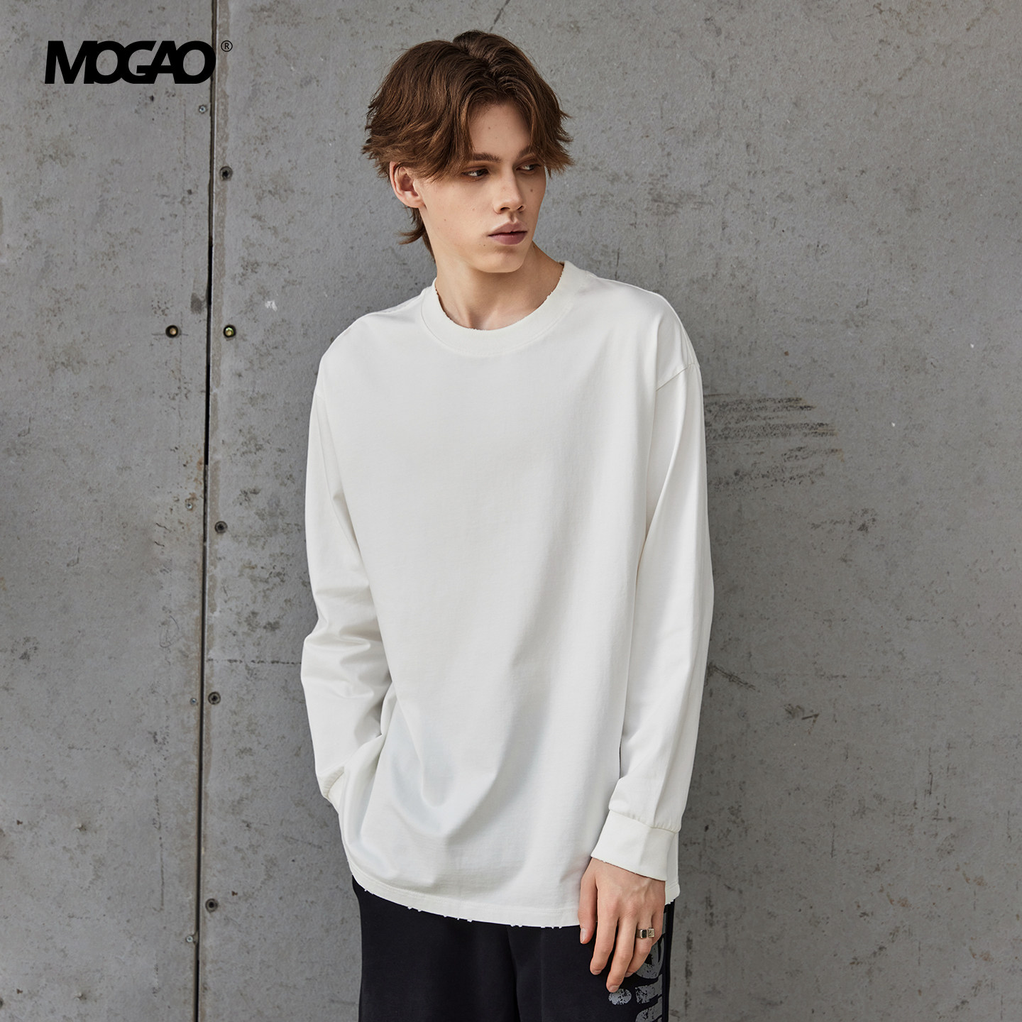 Mogo メンズ 2025年秋 ベーシック 無地 長袖Tシャツ、ゆったりクルーネック ベースシャツ A31613001