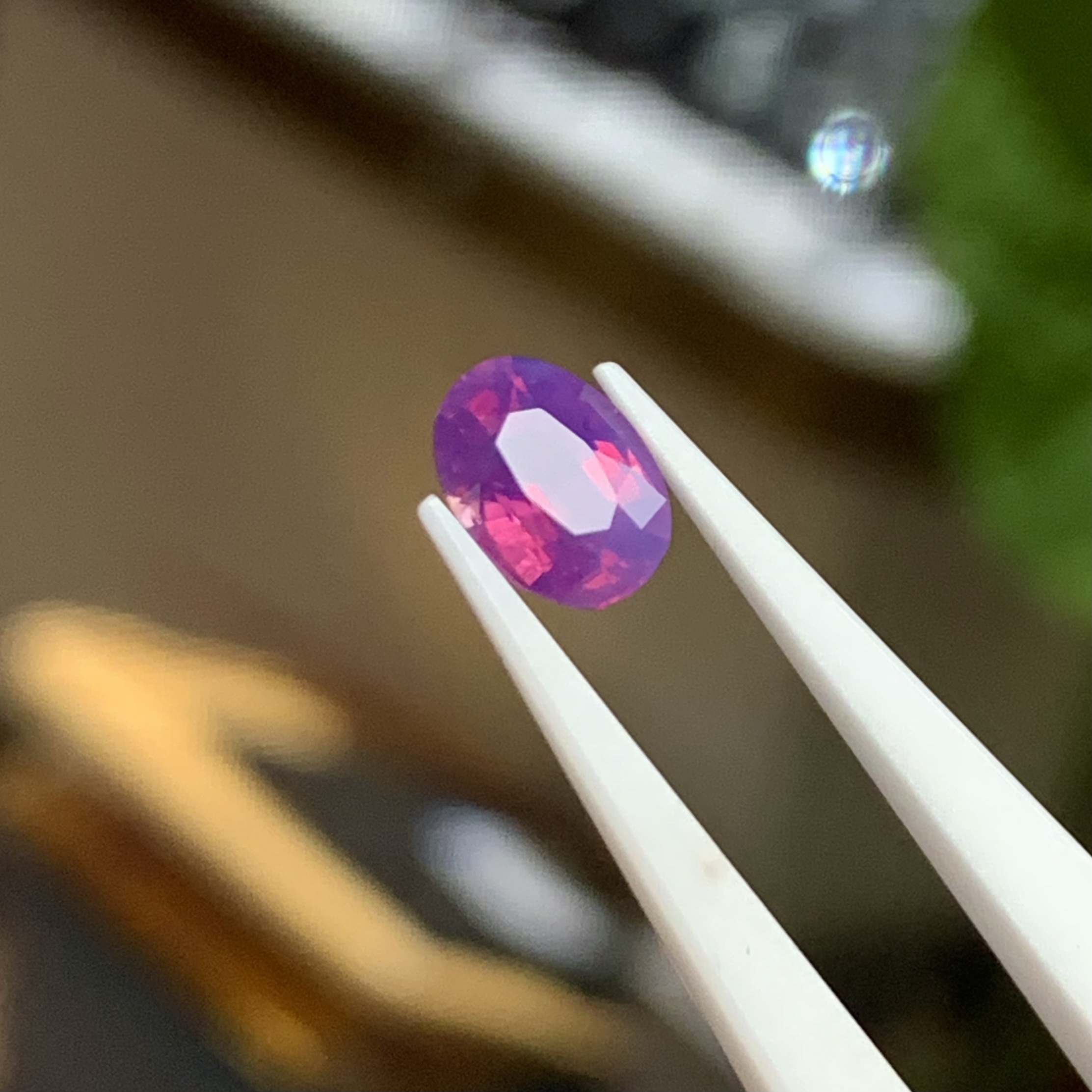 1.29克拉无烧荧光紫色蓝宝石：珠宝界的梦幻精灵，你值得拥有
