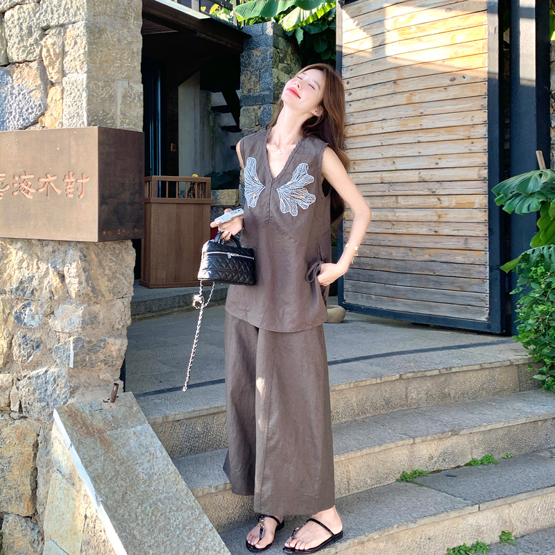Coffee-Colored Old Money Style Linen Embroidered Suit for Women, Summer Lazy and Relaxed Casual Sleeveless Top and Wide-Leg Pants Two-Piece Set Coffee-Colored Old Money Style Linen Embroidered Suit for Women, Summer Lazy and Relaxed Casual Sleeveless Top and Wide-Leg Pants Two-Piece Set