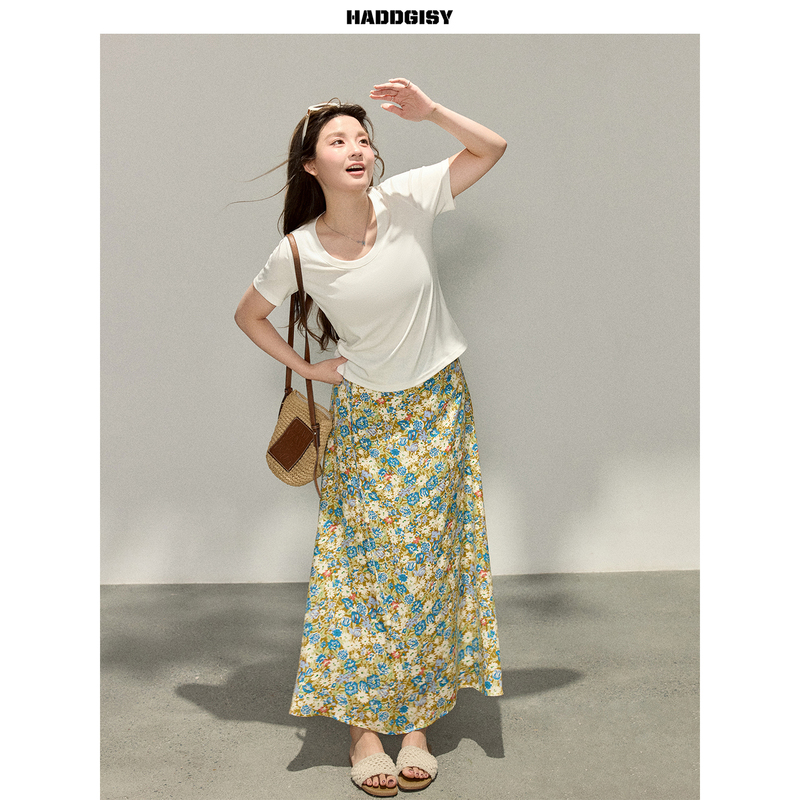 Zeng Xiaoxian Plus-Size Women's Clothing Set, Including a White Short-Sleeved T-Shirt and a Vacation-Style Skirt in a Floral Design, Suitable for Chubby Women