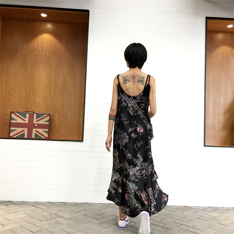 2018 mùa hè mới retro hoa satin váy kỳ nghỉ gió lá sen đuôi cá bãi biển váy dây đeo váy đầm đen dự tiệc