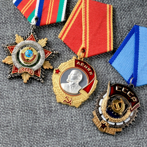 Советские виды советского разрыва на красно -звездных героях Weiguo Honor Medal Sate Hat Hui Hongqi Brooch