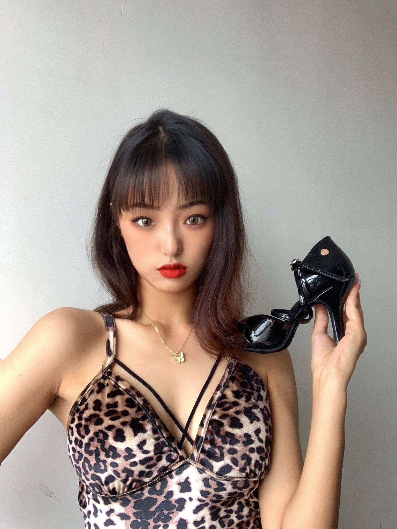 Oriental Famous adult female Latin dance shoes black lacquer leather bright leather blue Inpuma hooch heel precisely performing dance shoes