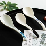 NDP с большой суп -ложкой, большой суп -ложкой ручной рукой, керамическая ложка подглазе.