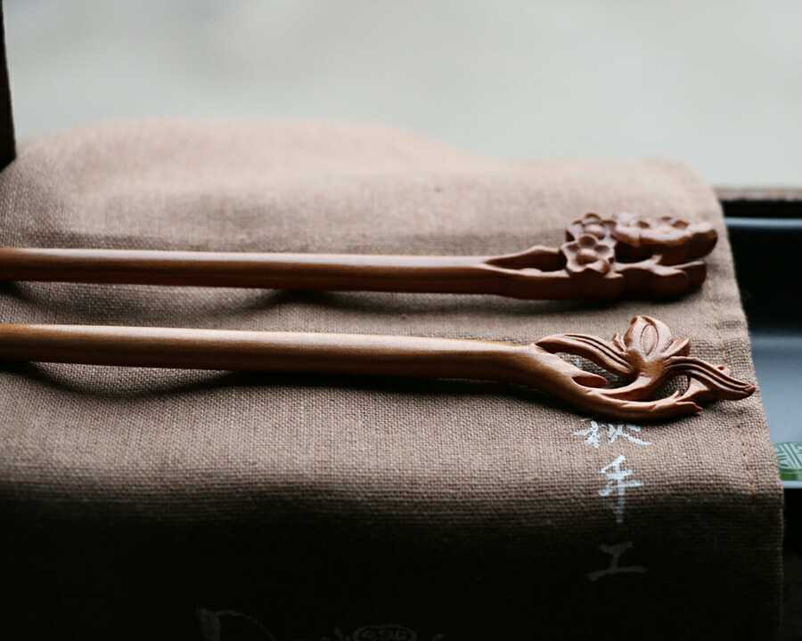 Woman's thing Hand carved peach wood plum peach flower hairpin Sandalwood incense ancient style hairpin Simple plate Send friends