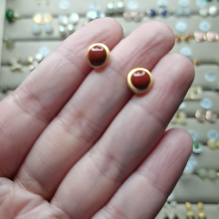 Beyyu and Tian Yuear pin the needle in the eye