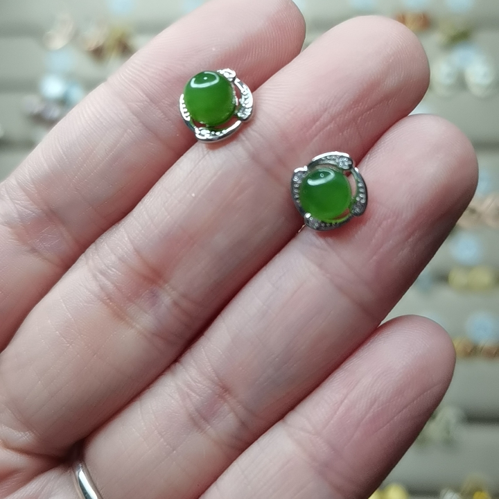 Beyyu and Tian Yuear pin the needle in the eye