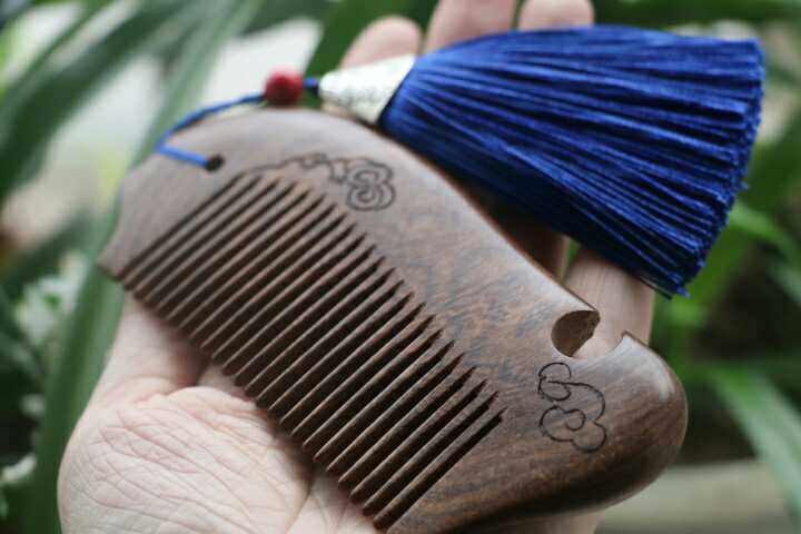 With Contemless Natural Black Gold Sandalwood Sandalwood Comb With Streaming Susculpture Floral Comb Birthday Gifts for friends