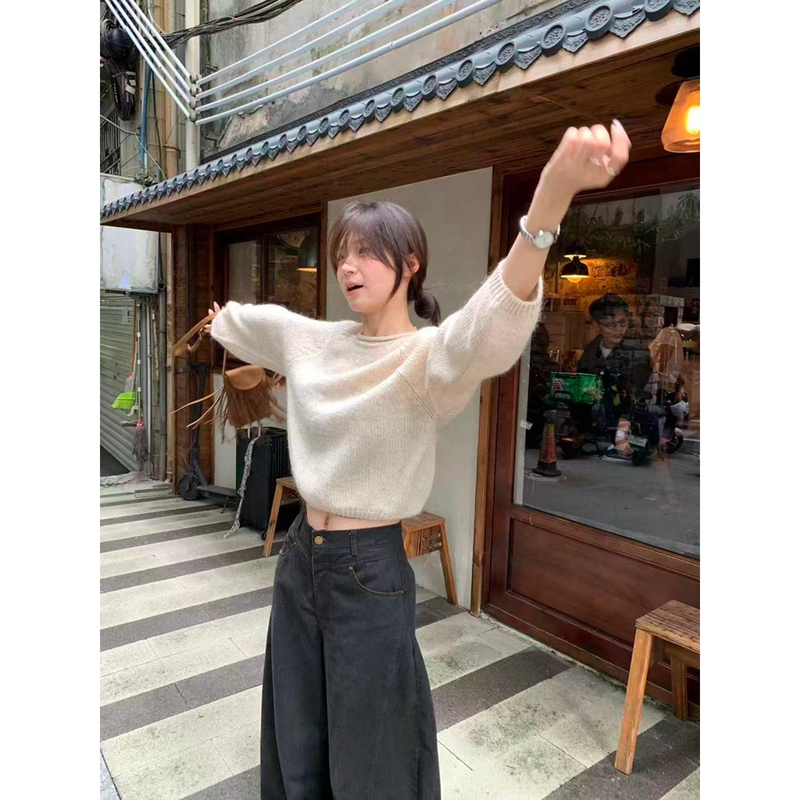 Korean-Style Relaxed Oatmeal-Colored Round-Neck Pullover Sweater for Women, Suitable for Layering in Autumn and Winter, with Raglan Sleeves and Knitted Long Sleeves
