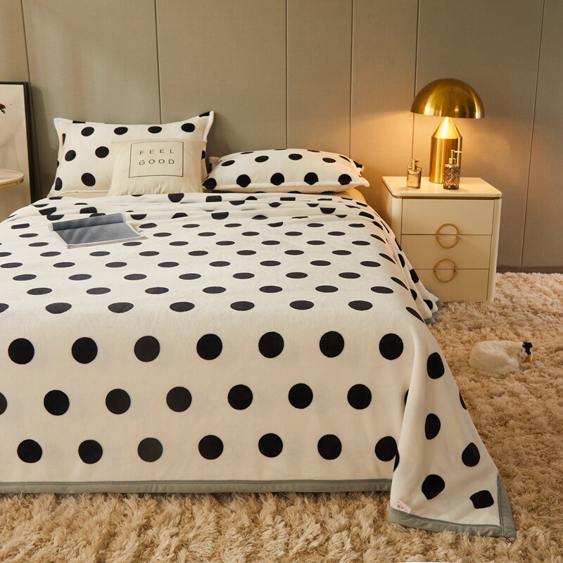 Winter thickening coral blankets flannel blankets single air-conditioned towels are bed in spring fall and winter bed