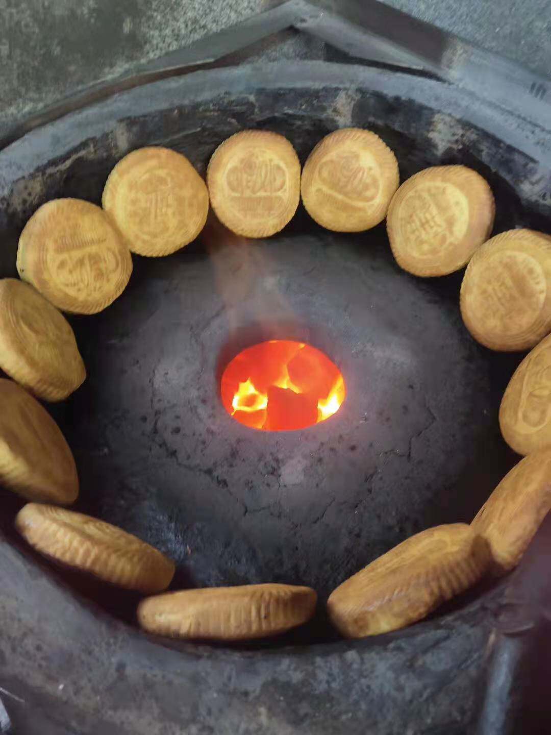 Now made in Shanxi Luliang Linxian county red sugar hollow moon cake Hu sesame oil Lana charcoal fire stove No sugar crunchy leather airshell gift box dress