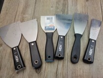 Shoveling the knife with a small ash knife.