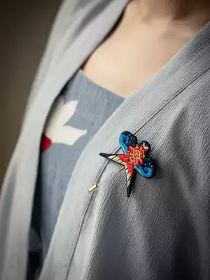 Wang's hand creation Cao Xueqin paper kite brooch high-end hand embroidery original kite badge retro personality gift