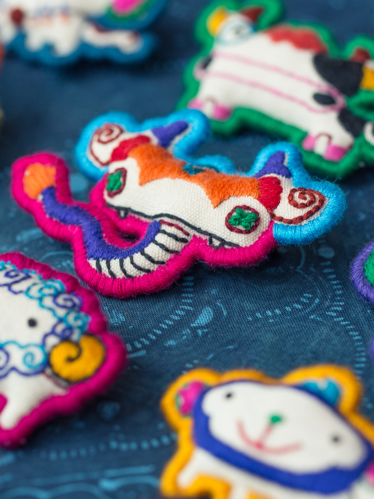 Wang's hand creates zodiac animal sign hand embroidered brooch pin original cartoon creative vintage cute cloth art woman