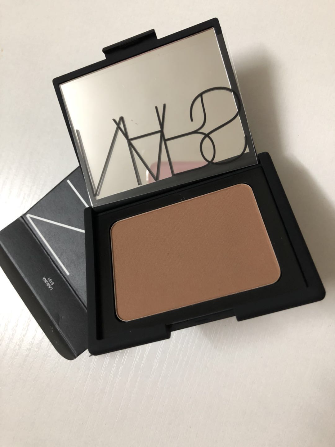 Tại chỗ LAGUNA NARS ba chiều công suất sửa chữa bột BRONZING sửa chữa bóng mặt cao ánh sáng bronze new bắt sáng