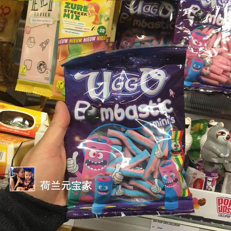 In the Dutch confectionery Uggo Bombastic Twist Blue Pink Sticks Sugar Children Fruit Rolls Juice 100g