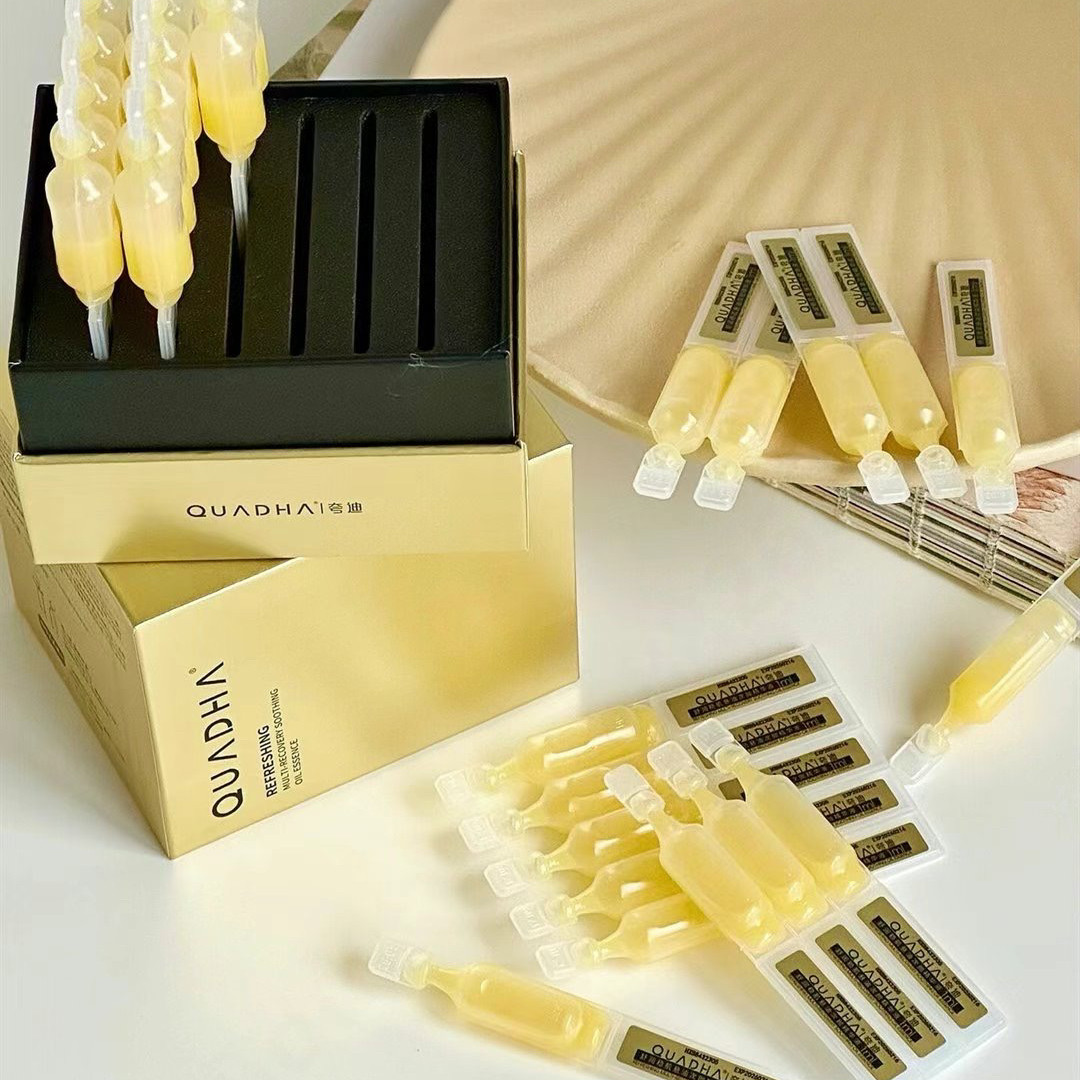 保湿と油分補給！クアディ オイルサステイニング アンプル（30本入り）は、5Dヒアルロン酸セラム配合で、肌に潤いを与え、バリア機能を修復します。