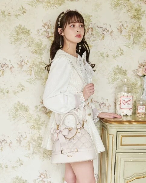 White In-Stock Winter Liz Lisa Shell Bag with Jewelry Bow, Medium-Sized Handbag White In-Stock Winter Liz Lisa Shell Bag with Jewelry Bow, Medium-Sized Handbag