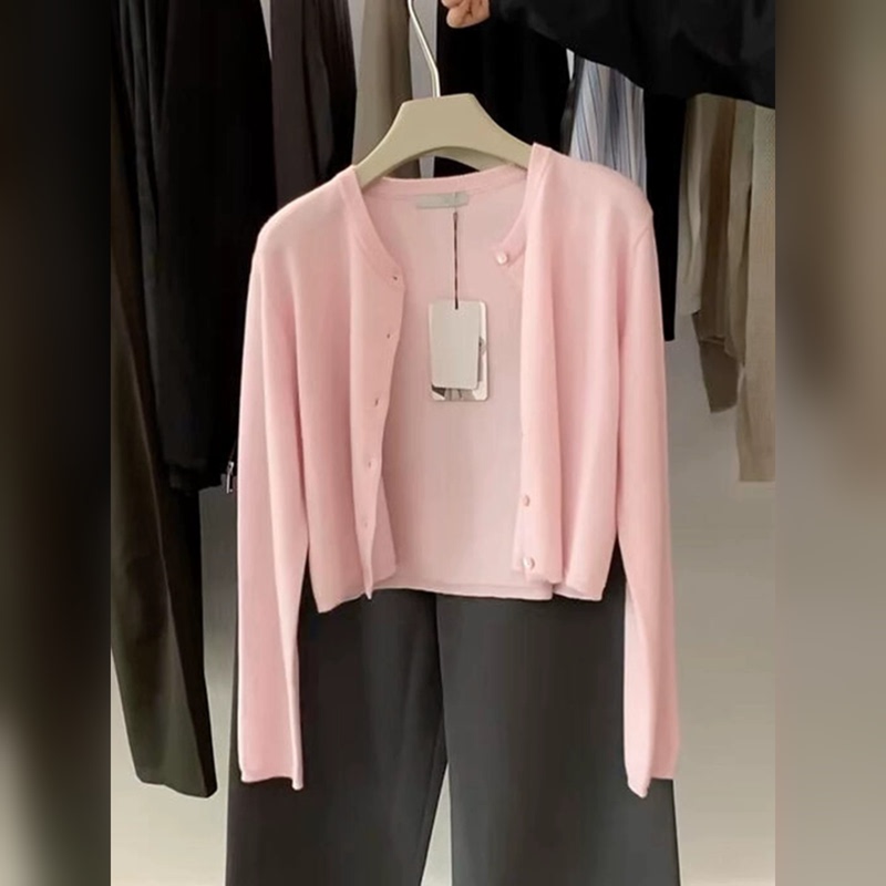 Gentle Pink Soft and Skin-Friendly Knitted Cardigan, 2026 New Style, Slim-Fit Short Design, Age-Reducing Cashmere Blend Sweater Gentle Pink Soft and Skin-Friendly Knitted Cardigan, 2026 New Style, Slim-Fit Short Design, Age-Reducing Cashmere Blend Sweater