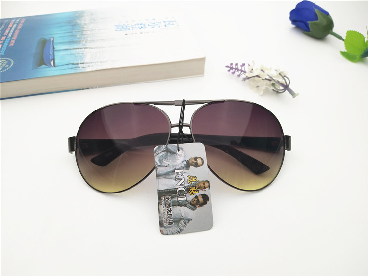 Nam kim loại đơn giản khung kính mát bán buôn 蛤蟆 gương thủy triều mát mẻ cổ điển phong cách sunglasses UV khuyến mãi