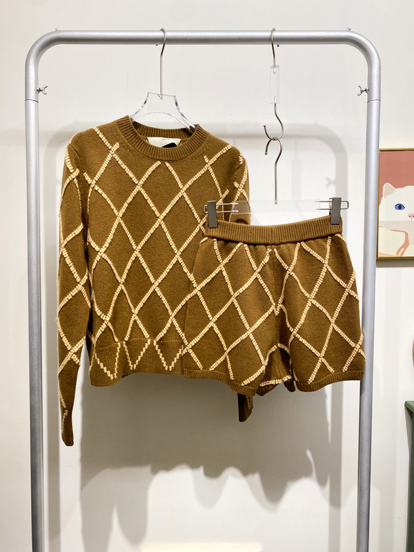 Special Offer 100% Wool Soft Three-Dimensional Needlework Embroidered Round Neck Sweater Set with Shorts Set Argyle Sweater for Women