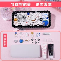 Глубокий хаки летающий соусед -астронавт