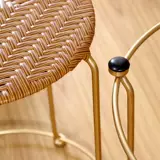 Легкая банка хранит роттан маленькие круглые стулья, табуретки ротана, стулья, стулья, кафе -столик, пластиковые дварф -табуретки практично